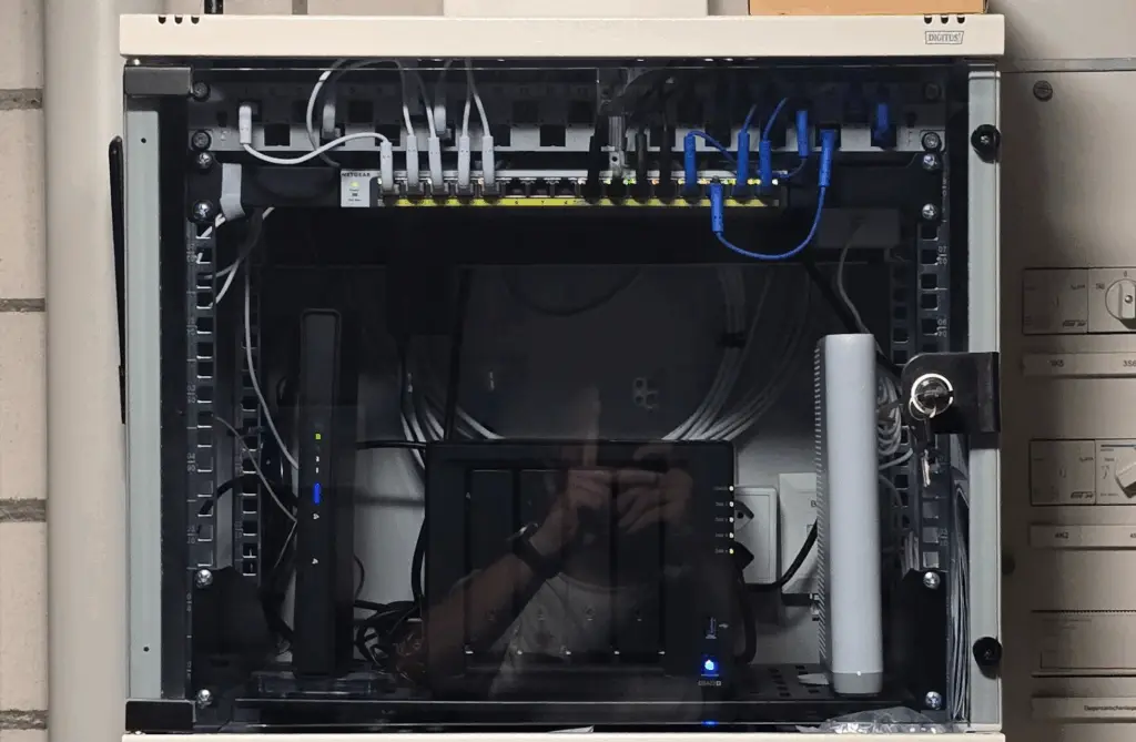 Netzwerkschrank mit Server- und Netzwerktechnik